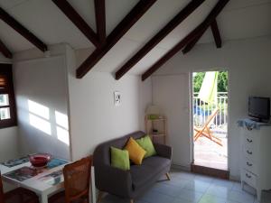 een woonkamer met een bank en een tafel bij TI-WAIT in Sainte-Anne