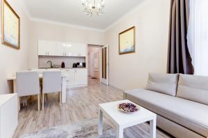 een woonkamer met een bank en een tafel bij Apartment Masná 21 in Praag