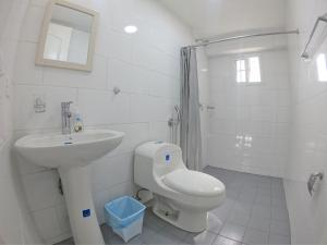 Bilik mandi di Blu Hostel