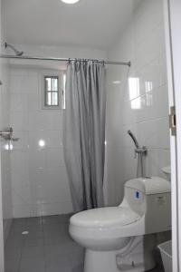 Bilik mandi di Blu Hostel