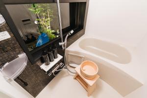 een badkamer met toilet, wastafel en bad bij Prestige Suites Osaka Teradacho in Osaka +53 foto's