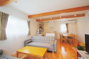 uma sala de estar com um sofá e uma mesa em Villas Waraku em Fujiyoshida