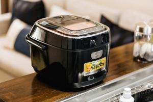 een zwarte broodrooster bovenop een tafel bij Prestige Suites Osaka Teradacho in Osaka