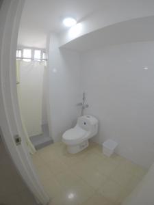 Bilik mandi di Blu Hostel