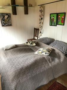 1 dormitorio con 2 camas con sábanas y almohadas grises en Bel Zoe, en Tjele