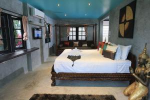 Afbeelding uit fotogalerij van Baan Heaven / Patong Beach Pool Villa Sleeps up to 15 in Patong Beach