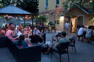 Restoranas ar kita vieta pavalgyti apgyvendinimo įstaigoje Samesun Kelowna Hostel