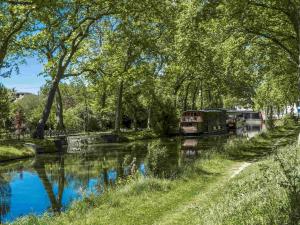 un canal dans un parc avec deux bateaux dans l'établissement Matabi Hotel Toulouse Gare by HappyCulture, à Toulouse