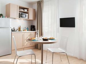 Kuchyň nebo kuchyňský kout v ubytování Aparthotel Adagio Access Paris Clichy