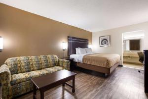 Postel nebo postele na pokoji v ubytování Quality Inn + 22 fotografií