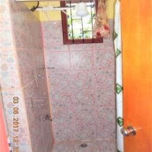 Habitación con baño con espejo y lavabo. en Elizabeth Accomodation-Your Home Away from Home, en Suva