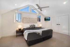 Een bed of bedden in een kamer bij Accommodation Hunter - James Street Morpeth