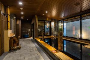 東京にある天然温泉 凌雲の湯 御宿 野乃 浅草の建物内の屋内スイミングプール