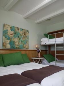 Un pat sau paturi într-o cameră la Hotel El Guerra