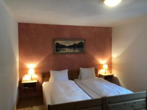Postel nebo postele na pokoji v ubytování Hotel Adler Garni