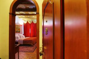 布爾諾的住宿－里克皇家酒店，通往卧室的大门