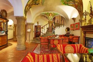 restauracja ze stołami i krzesłami oraz schodami w obiekcie Royal Ricc w mieście Brno