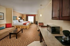 Tempat tidur dalam kamar di Holiday Inn Express Hotel and Suites Pearsall, an IHG Hotel