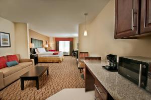 Posezení v ubytování Holiday Inn Express Hotel and Suites Pearsall by IHG