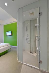 Bilik mandi di POP! Hotel Solo