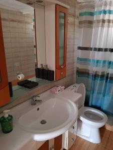 Bilik mandi di Katerina's Cozy Home
