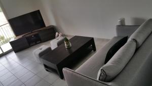 un salon avec un canapé et une table dans l'établissement Apt 50m2 avec Balcon tout équipé proche d'Avignon, à Pernes-les-Fontaines