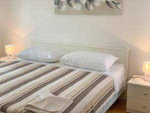 Postel nebo postele na pokoji v ubytování Apartments Ema
