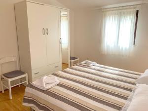 Postel nebo postele na pokoji v ubytování Apartments Ema