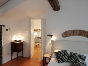 een woonkamer met een bed en een tafel bij la casa di Veronique in Como