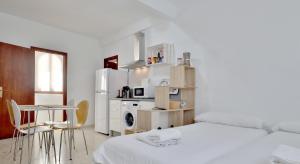 Habitación blanca con cama y cocina en La Terraza de Alfaros & Parking Gratuito en Córdoba