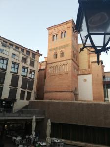 budynek z wieżą zegarową w mieście w obiekcie Casa Cubillas w mieście Teruel