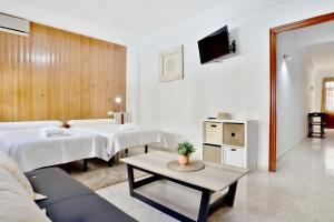 a living room with two beds and a couch at La Terraza de Alfaros & Parking Gratuito in Córdoba