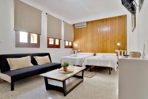 a living room with two beds and a couch at La Terraza de Alfaros & Parking Gratuito in Córdoba