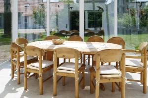Aichstetten的住宿－Ferienhaus/Ferienwohnung BeeHappy，一张木制餐桌和椅子以及桌椅