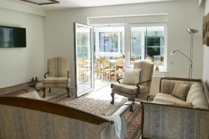 a living room with a couch and chairs at Ferienhaus/Ferienwohnung BeeHappy in Aichstetten