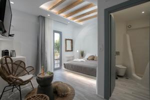 Postel nebo postele na pokoji v ubytování Majestique of Naxos luxury suites