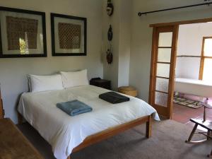 Un pat sau paturi într-o cameră la Trengwainton House