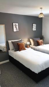 奧爾德伯里的住宿－Anvil Drive - Birmingham BnBs，一间带两张床和一张沙发的卧室