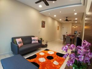 een woonkamer met een bank en een tafel bij Southville Stay @ Savanna Executive Suite in Bangi
