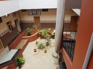 een uitzicht op een lobby met planten in een gebouw bij Sri Kumara Lodge in Bangalore