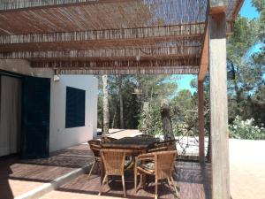 patio con tavolo e sedie su una terrazza di Casa Barca Cala Saona a Cala Saona