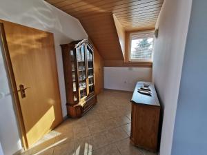 um corredor de uma casa com uma mesa e uma janela em Pohorje em Spodnje Hoče
