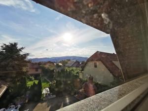 een uitzicht vanuit een raam van een huis bij Pohorje in Spodnje Hoče