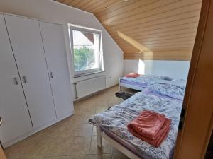 um quarto com 2 camas e uma janela em Pohorje em Spodnje Hoče