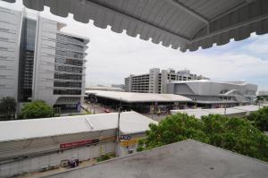 暖武里府ป๊อปปูล่า คอนโด อาคาร C4 impact เมืองทองธานี的城市高楼高空景观