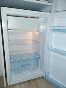 einem leeren Kühlschrank mit offener Tür in einem Zimmer in der Unterkunft Blue Marina Clubbing Studio 5 in Mamaia