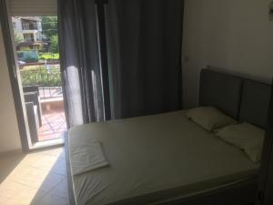 Postel nebo postele na pokoji v ubytování Kriopigi efis and dimis 2