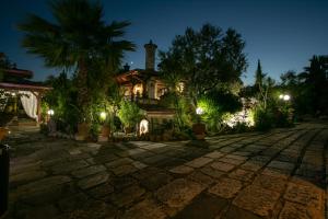 una casa iluminada por la noche con luces en Il Casale Delle Principesse, en Mattinata