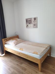 1 cama en un dormitorio con una foto en la pared en Wohnung in Hannover Zentrum, en Hannover