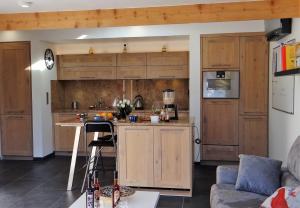 - une cuisine avec des placards en bois et un comptoir dans l'établissement Gîte et maison de vacances Campagne Valérie, à Aix-en-Provence